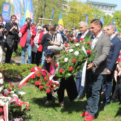 Moment składania kwiatów pod pomnikiem Ignacego Daszyńskiego na koniec pochodu 1 Majowego
